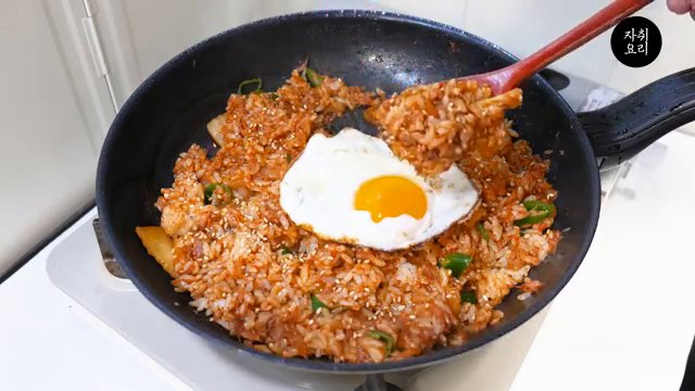 팬에 참치캔을 기름째 넣고, 잘게 자른 김치 1스푼, 고추장 1/2스푼, 돈가스 소스 1스푼을 넣습니다.