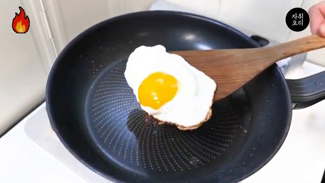 밥과 청양고추를 넣고 다시 한 번 볶아줍니다.