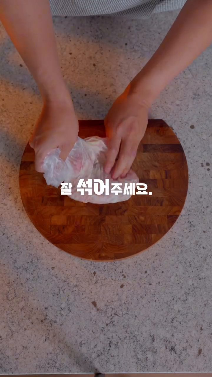 기름을 넉넉히 두른 20cm 정도의 프라이팬에 반죽한 고기를 넣습니다.