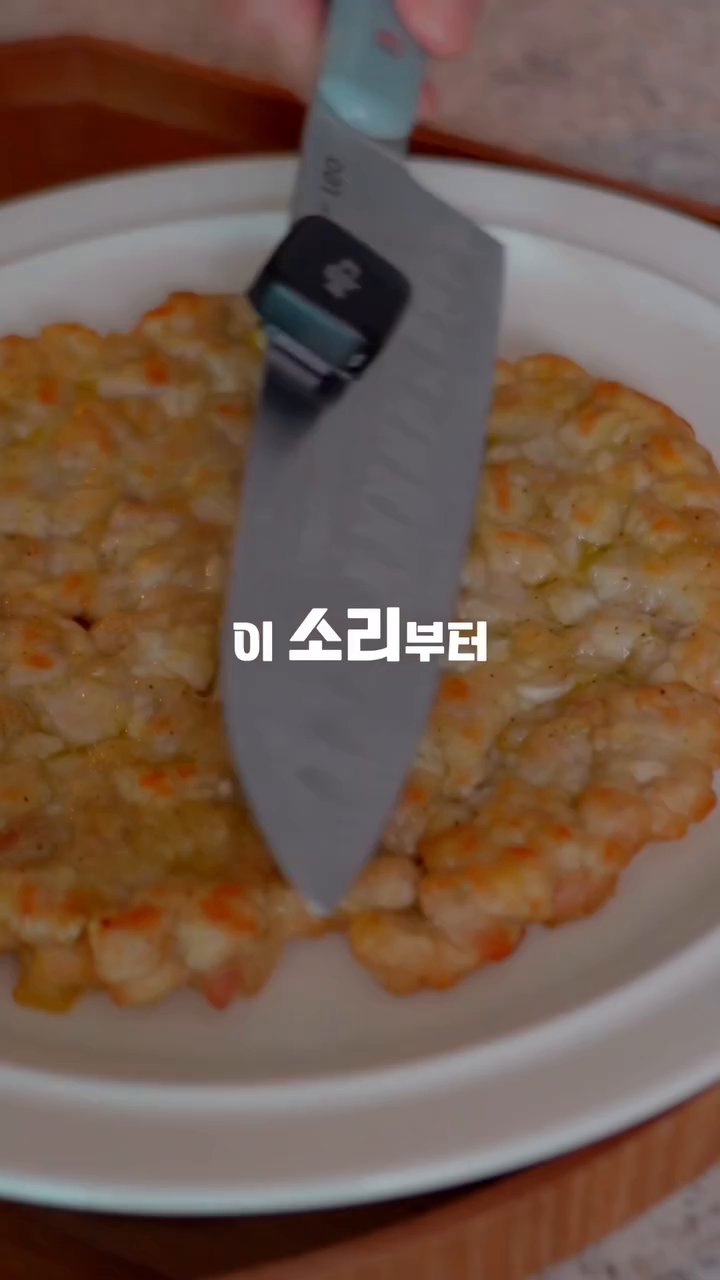 물 100ml, 설탕 3스푼, 식초 3스푼, 진간장 2스푼을 넣고 섞어 끓입니다.