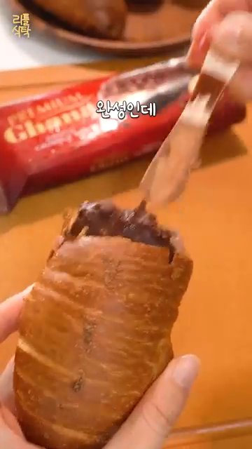 원하는 초코코팅 아이스크림을 소금빵 안에 넣어줍니다.