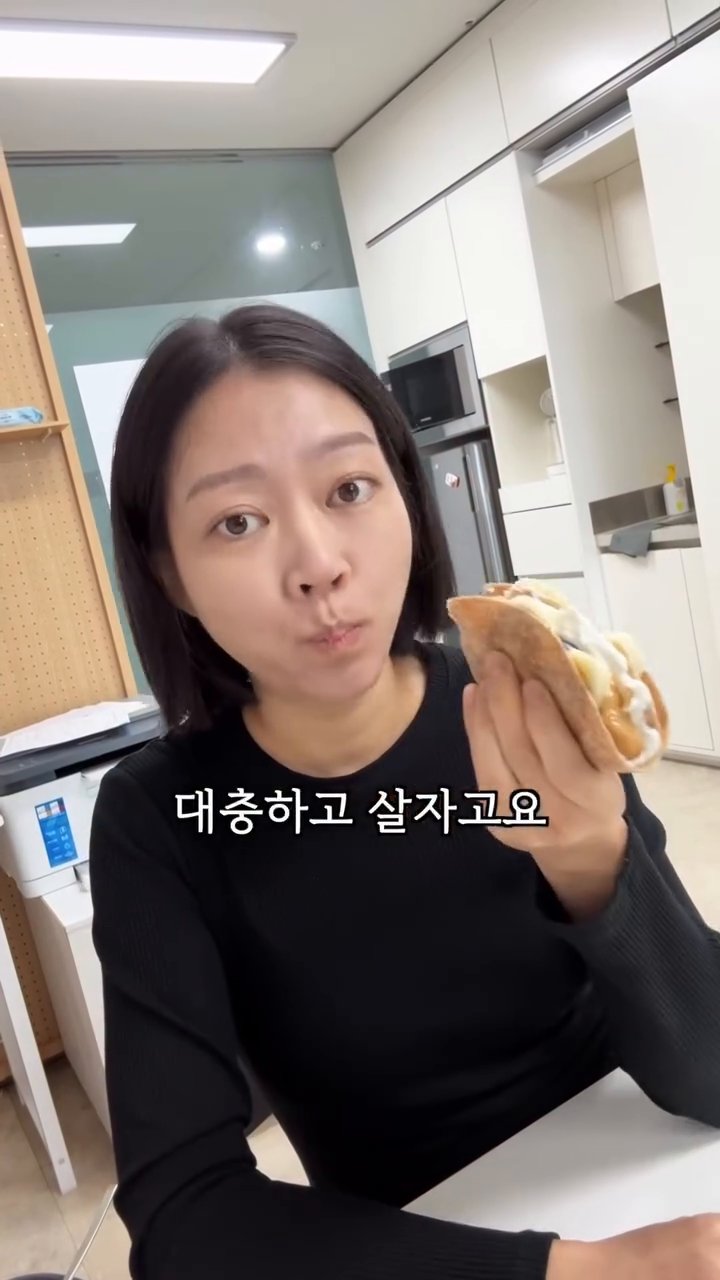 또띠아 위에 그릭 요거트를 고르게 바릅니다.