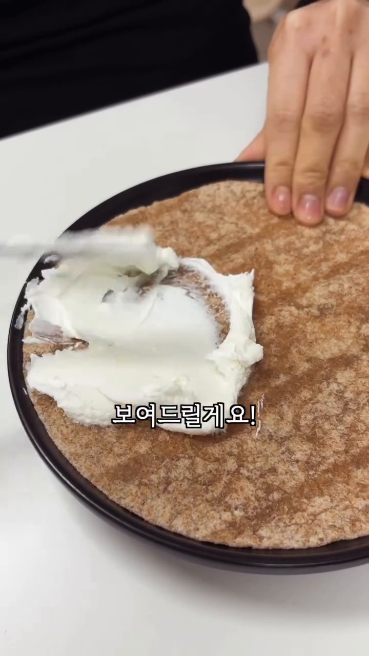 바나나는 듬성듬성 잘라서 요거트 위에 올립니다.