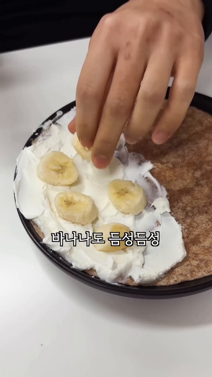 블루베리도 원하는 만큼 요거트 위에 콕콕 박아 올립니다.
