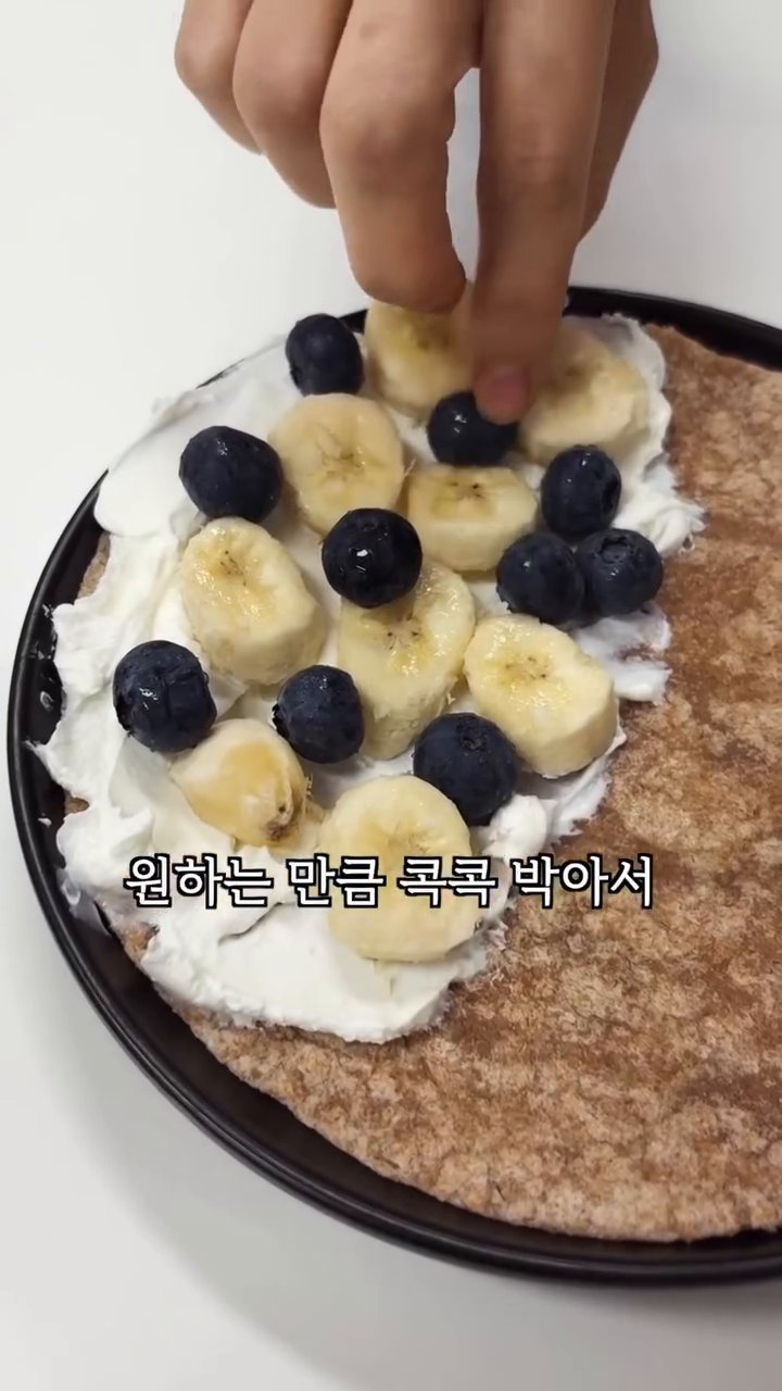 이대로도 맛있지만, 땅콩버터를 한 번에 짜서 위에 뿌려줍니다.