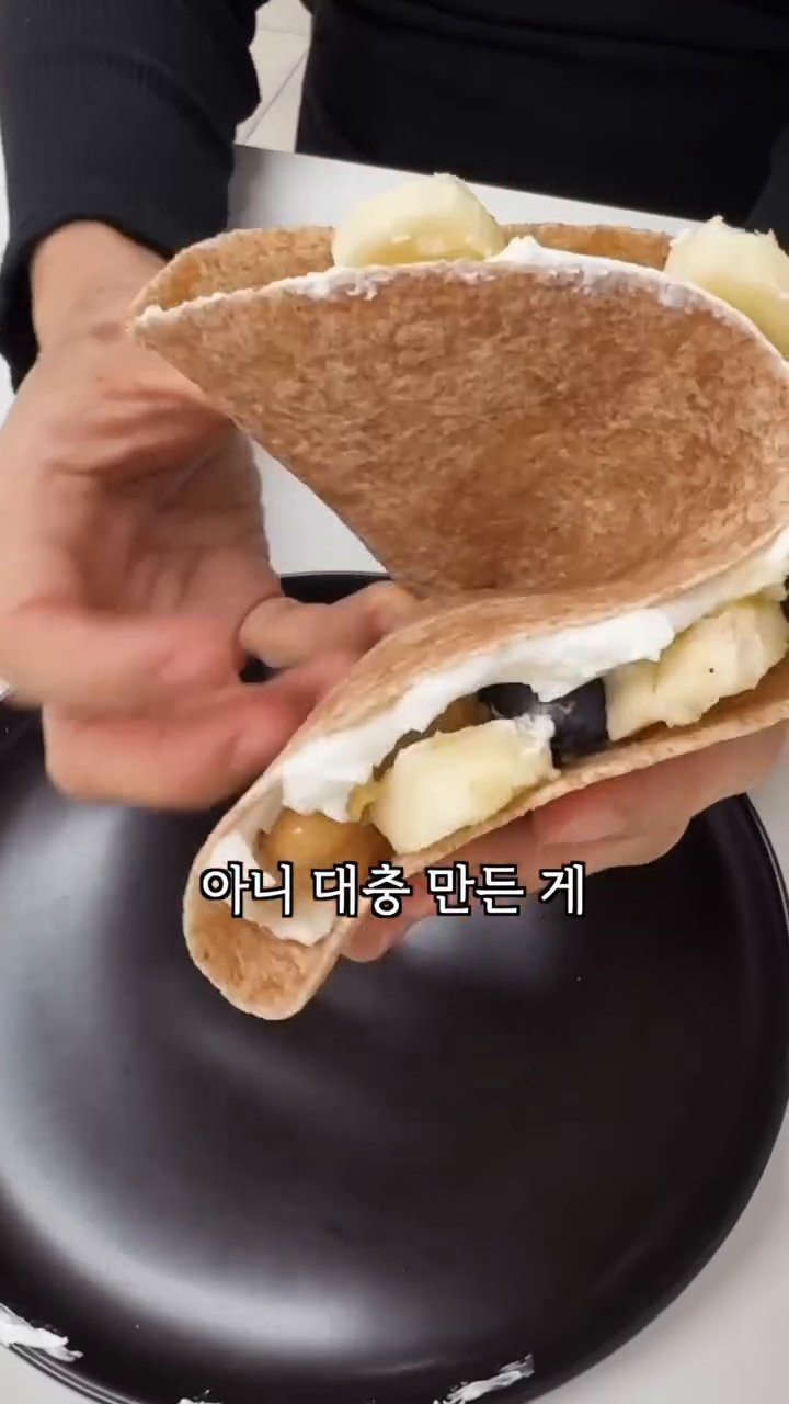 완성된 크레페를 접시에 담아 서빙합니다.