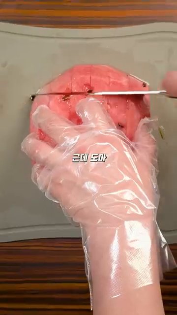도마 위에서 자르지 말고 유리용기에 통째로 넣고 썰어주세요. 이렇게 하면 국물이 흘러내리지 않습니다.