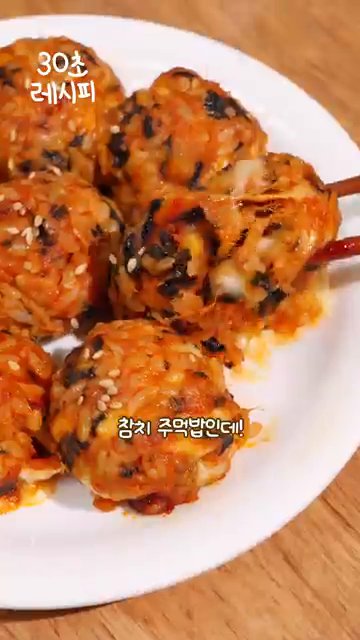 고추장 1큰술과 참기름 1큰술을 추가합니다.