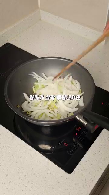 양파가 살짝 투명해지면 참치액 반 큰술, 라면 스프, 매운 고춧가루 1 큰술을 넣고 약불로 줄여 타지 않게 볶습니다.