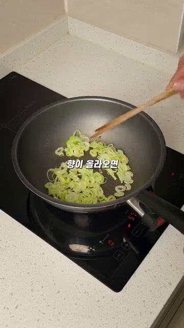 양파가 살짝 투명해지면 참치액 반 스푼과 매운 고춧가루 1스푼을 넣고 약불로 줄여 타지 않게 볶습니다.