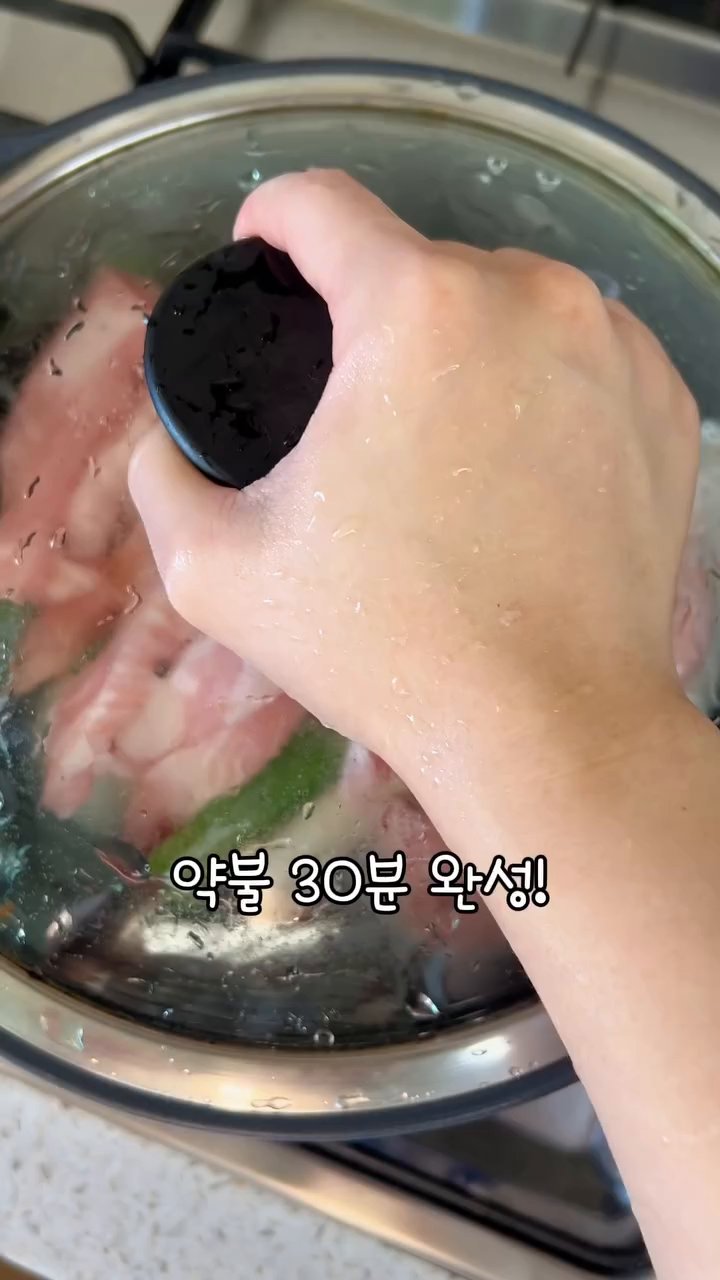 뚜껑을 덮고 약불에서 30분 익혀줍니다.