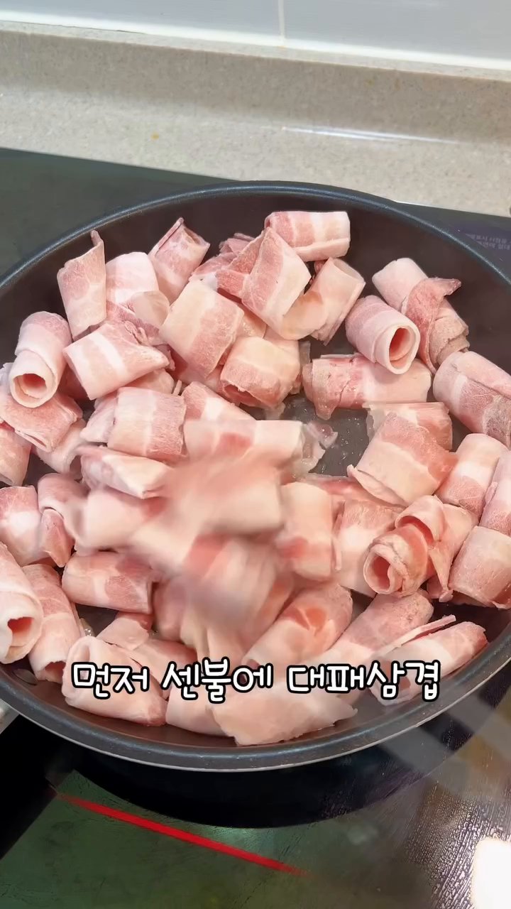 고기가 익으면 팬에 나오는 기름을 키친타올로 깔끔하게 닦아냅니다.