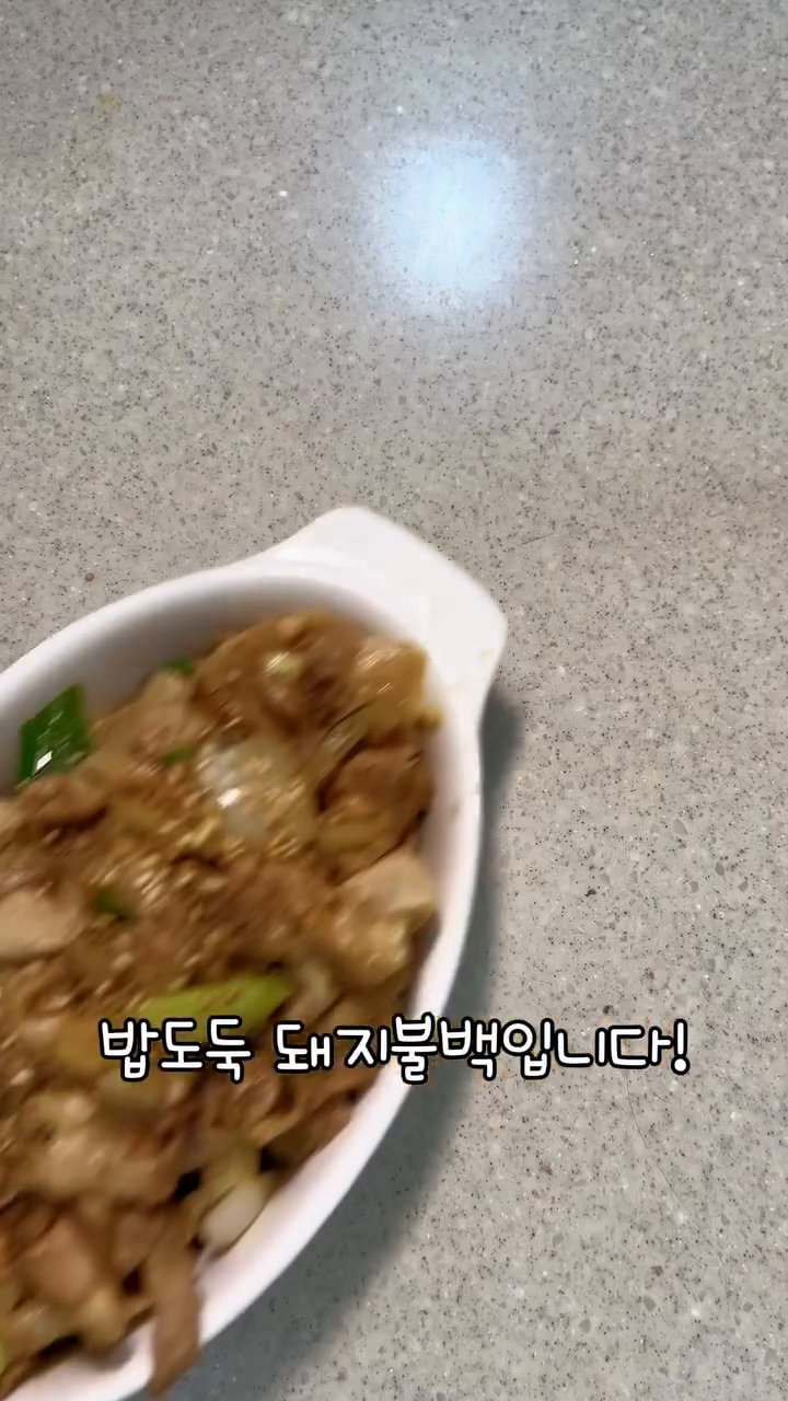 팬에서 나오는 기름은 키친타올로 깔끔하게 닦아냅니다.