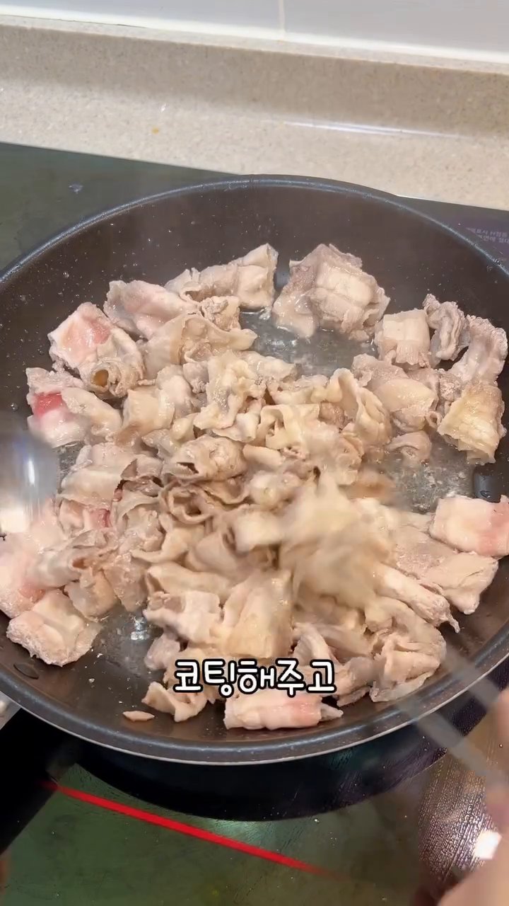 불을 중불로 줄이고 채 썬 양파를 넣어 볶습니다.