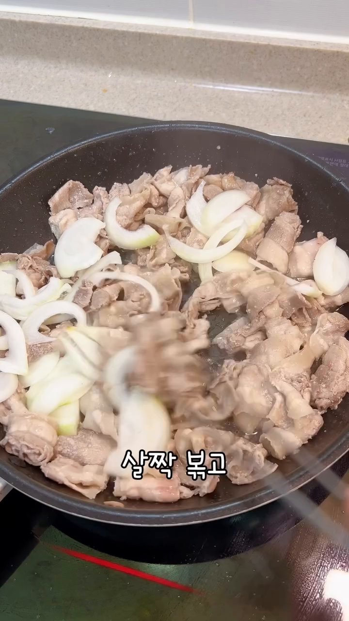 간장 1.5큰술, 물엿 1큰술, 다진 마늘 1큰술, 굴소스 1큰술을 넣고 양념이 잘 배어들게 볶습니다.