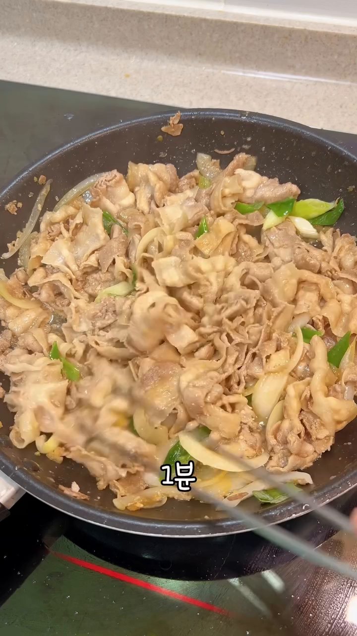 양파가 투명해지면 간장 1.5큰술, 물엿 1큰술, 다진 마늘 1큰술, 굴소스 1큰술을 넣고 양념이 잘 베어들게 볶습니다.