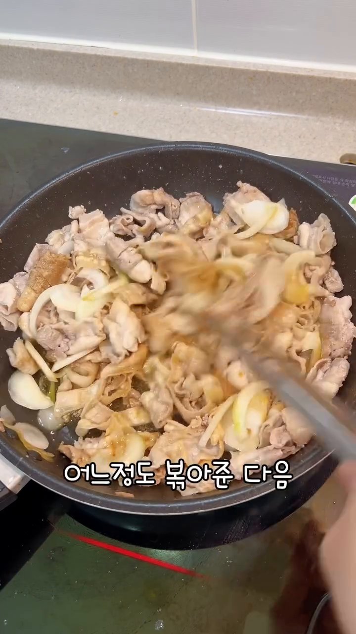 송송 썬 대파를 넣고 1분간 더 볶습니다.