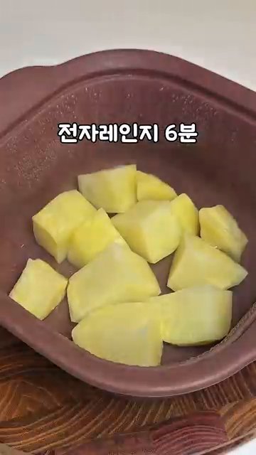삶은 계란 2개를 넣고 포크로 으깹니다.