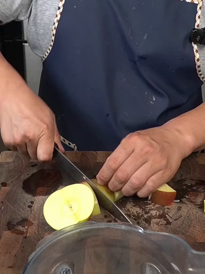 갈아낸 양념에 고춧가루를 넣고 잘 섞어 잠시 불립니다.