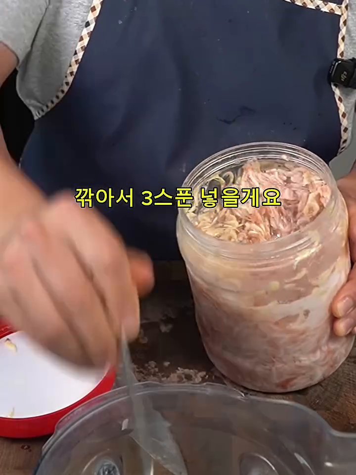 물기를 뺀 쪽파의 뿌리쪽에 양념을 먼저 바르고, 전체적으로 골고루 버무립니다.