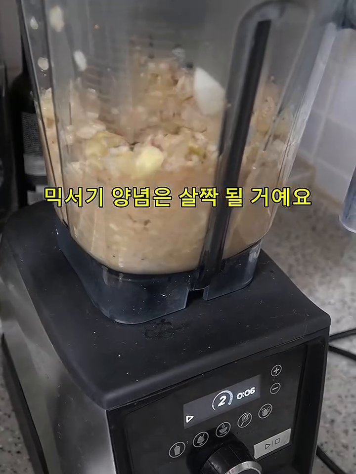 양념이 잘 배인 쪽파를 김치통에 담고 통깨를 뿌려 마무리합니다.