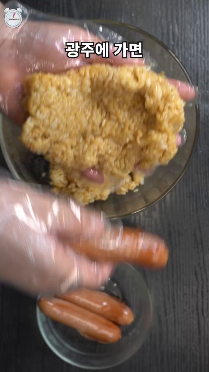 밥에 진간장과 참기름을 넣고 잘 섞어 양념합니다.