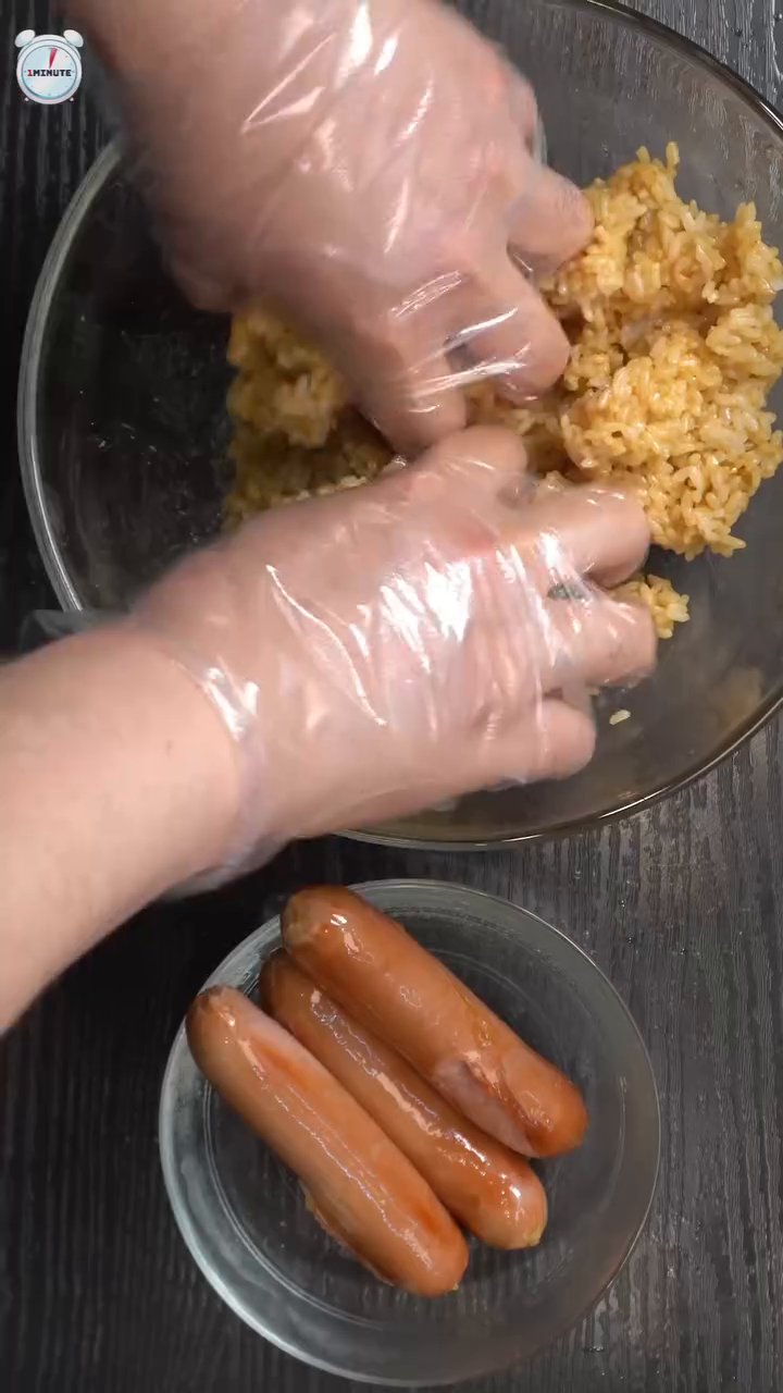 팬에 계란물을 얇게 부은 후, 밥과 볶은 김치를 올립니다.