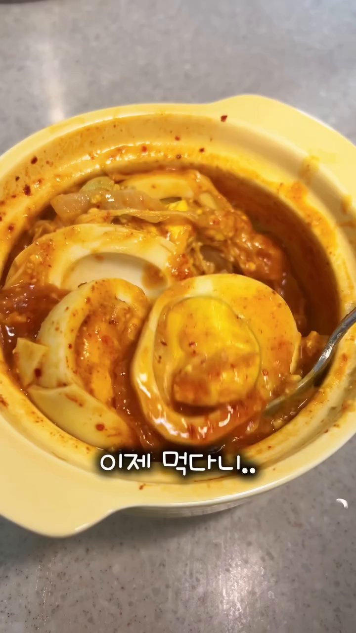 삶은 계란은 꼭 반으로 잘라서 양념장 위에 올립니다. 양배추는 한 입 크기로 썰어 함께 넣고, 모짜렐라 치즈를 수북하게 올립니다.