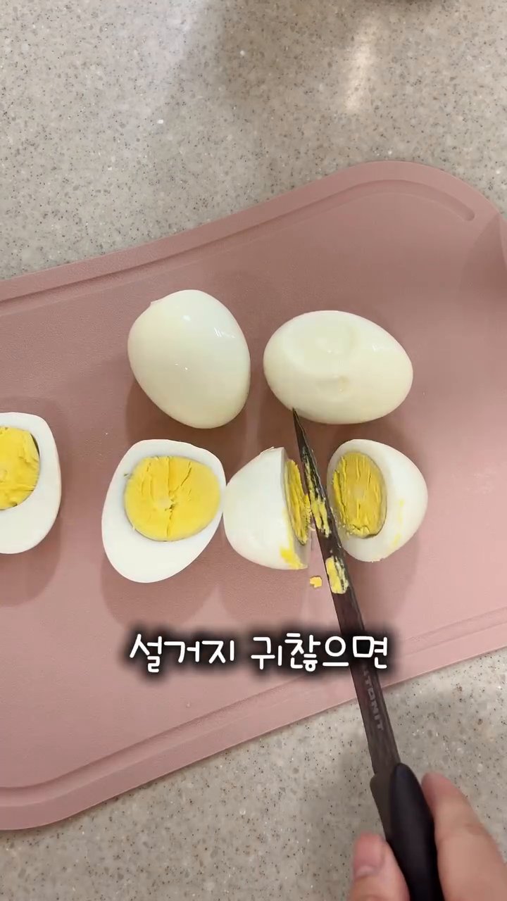 전자레인지에 재료가 담긴 용기를 넣고 2분 30초에서 3분간 돌립니다. 치즈가 녹았는지 확인합니다.