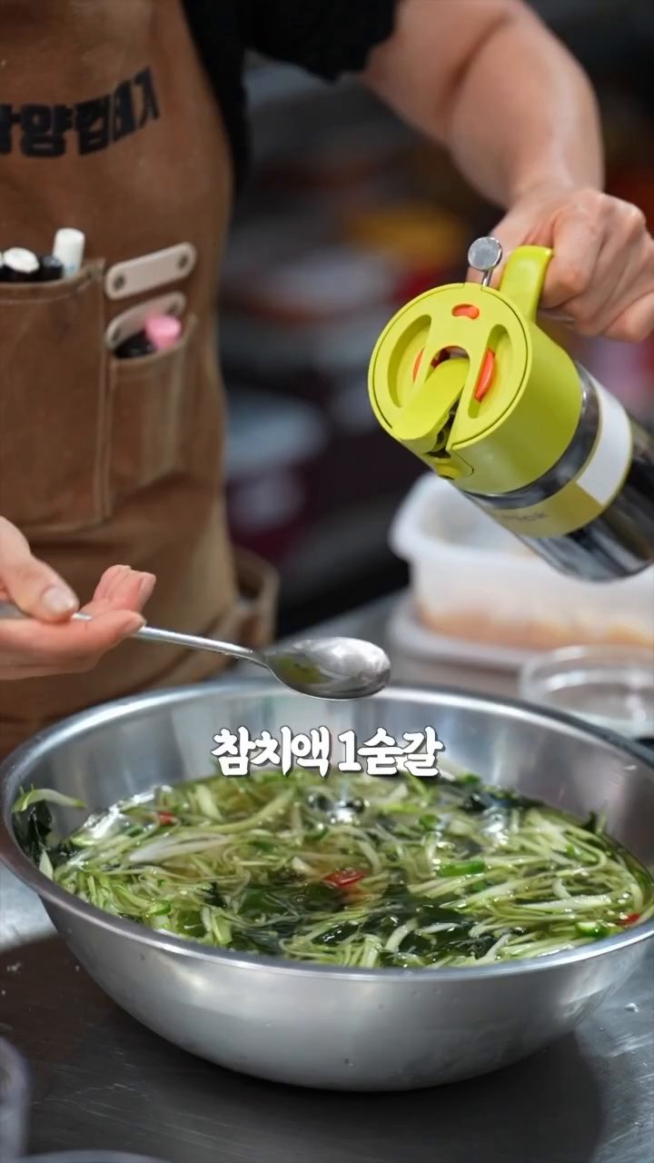 잘 삶은 소면을 넣고 섞어줍니다.