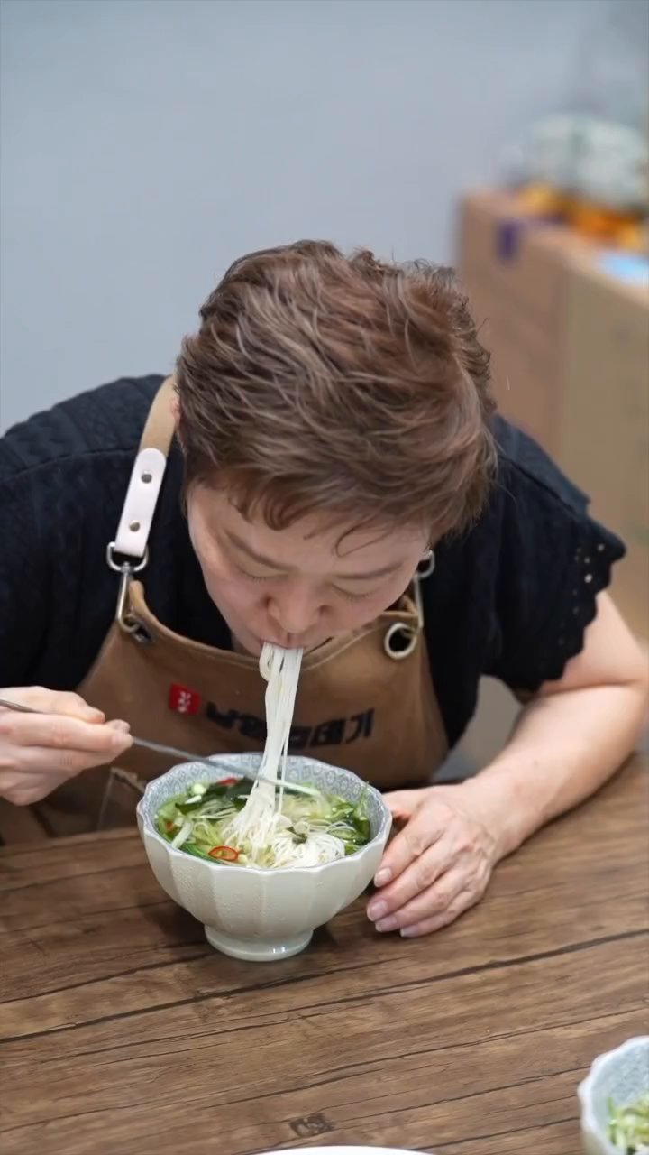 모든 재료가 잘 섞이면 그릇에 담아 냉장고에 잠시 두어 차갑게 합니다.