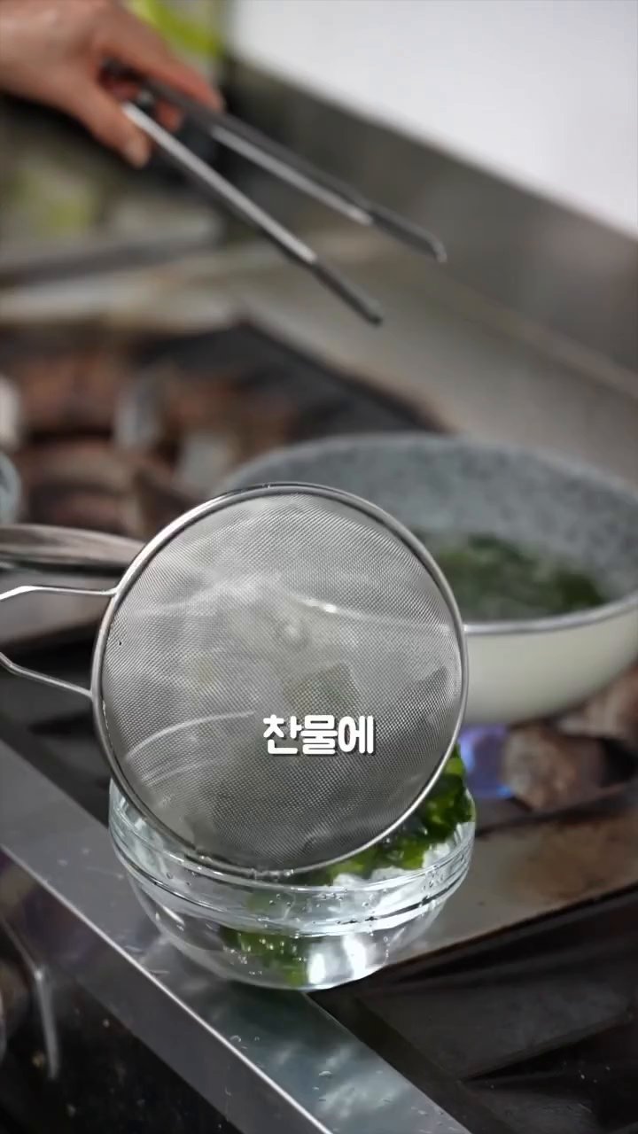 데친 미역을 바로 건져서 찬물에 헹군 후 물기를 짭니다.