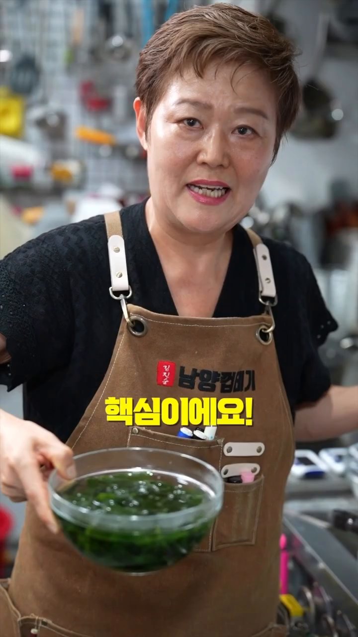 물기를 제거한 미역에 국간장 2/3큰술과 참치액 2/3큰술을 넣고 밑간합니다.