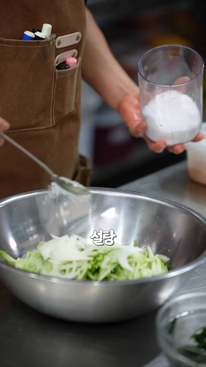 다진 마늘 1큰술을 체망에 받쳐서 30초 정도 우려냅니다.