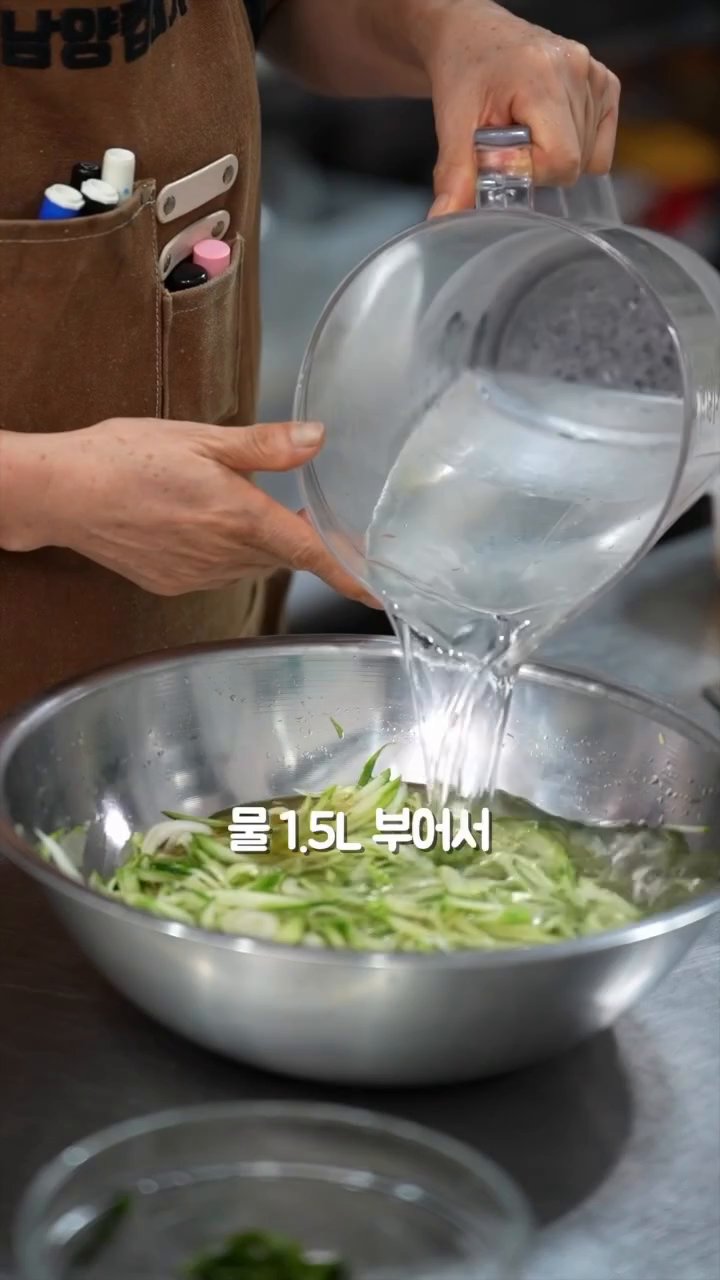 우려낸 마늘을 제거한 후 [소스2]를 넣고 얼음을 추가합니다.