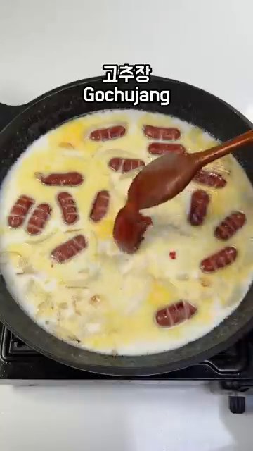 볶은 재료에 우유 300ml, 고추장 1큰술, 불닭 소스 2큰술, 카레가루 2큰술을 넣고 잘 섞어줍니다.