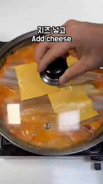 마지막으로 치즈를 넣고 잘 섞어가며 익혀줍니다.