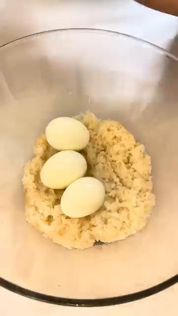 큰 볼에 밥, 썬 삶은 계란, 햄, 대파를 넣습니다.