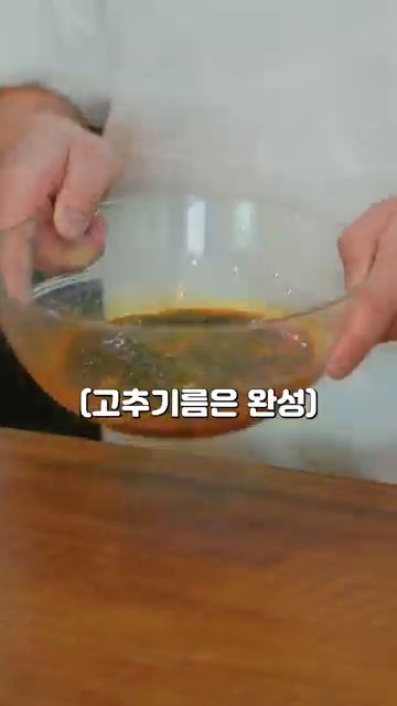 우동 다시를 물에 넣어 끓입니다.