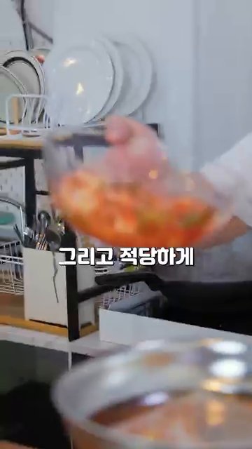 적당한 김치와 김치국물을 넣은 후 깐양을 넣고 끓입니다.