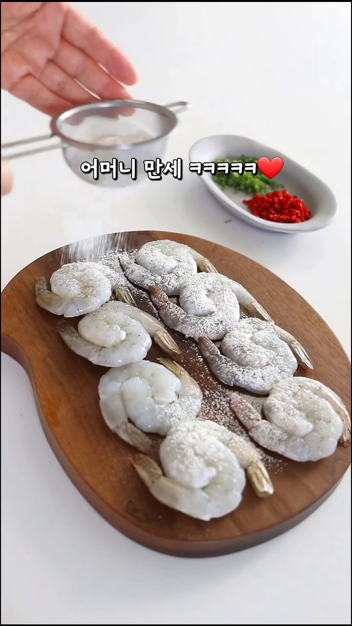 부침가루와 물을 섞어 반죽을 만들고, 소금과 후추로 간을 합니다.