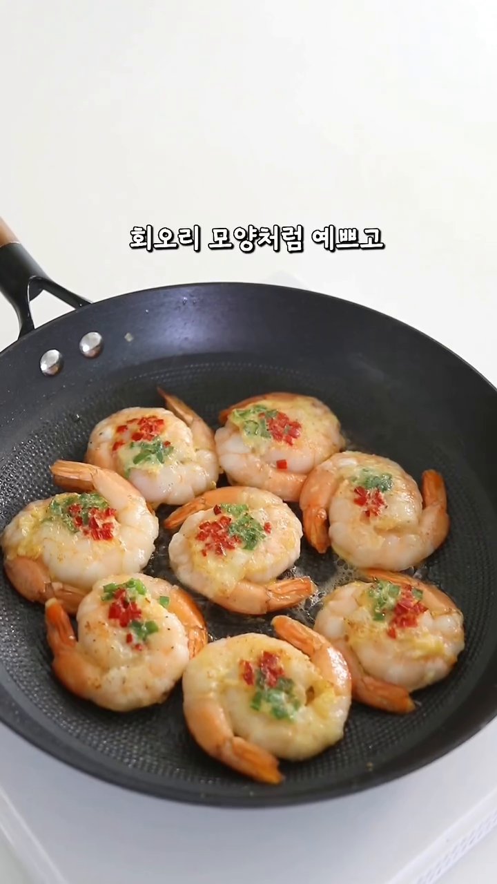 팬에 식용유를 두르고 중불로 예열합니다.