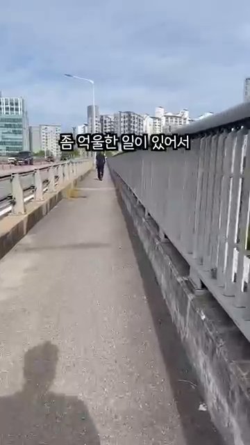 쪼갠 생라면을 전자렌지에 넣고 1분 30초 동안 돌립니다.
