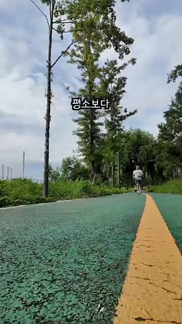 라면 스프의 절반을 준비하여 한쪽에 두고, 나머지 절반은 다른 요리에 사용할 수 있도록 따로 보관합니다.