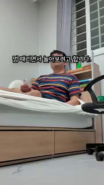 전자렌지에서 꺼낸 생라면에 설탕 0.5작은술과 양파 가루 1작은술을 넣습니다.