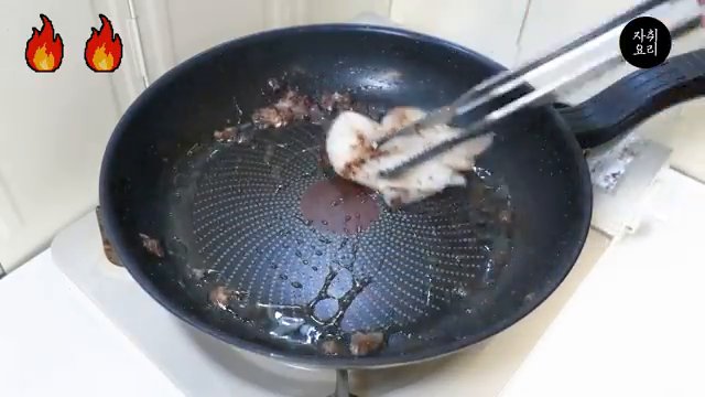 양파 1/2개를 굵직하게 썰고, 대파 1대를 썰어서 팬에 올립니다. 부침용 두부도 길쭉하게 썰어 올려줍니다.