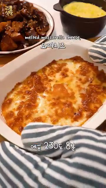 전자렌지에 계란을 넣고 익힌 후, 부드러운 계란찜을 만듭니다.
