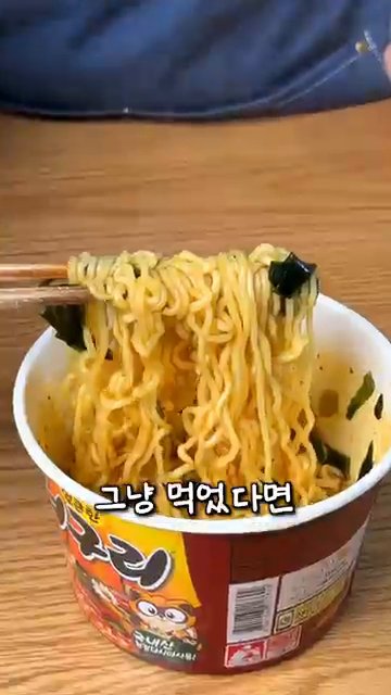 우유를 전자렌지에 넣고 1분 정도 데워줍니다.