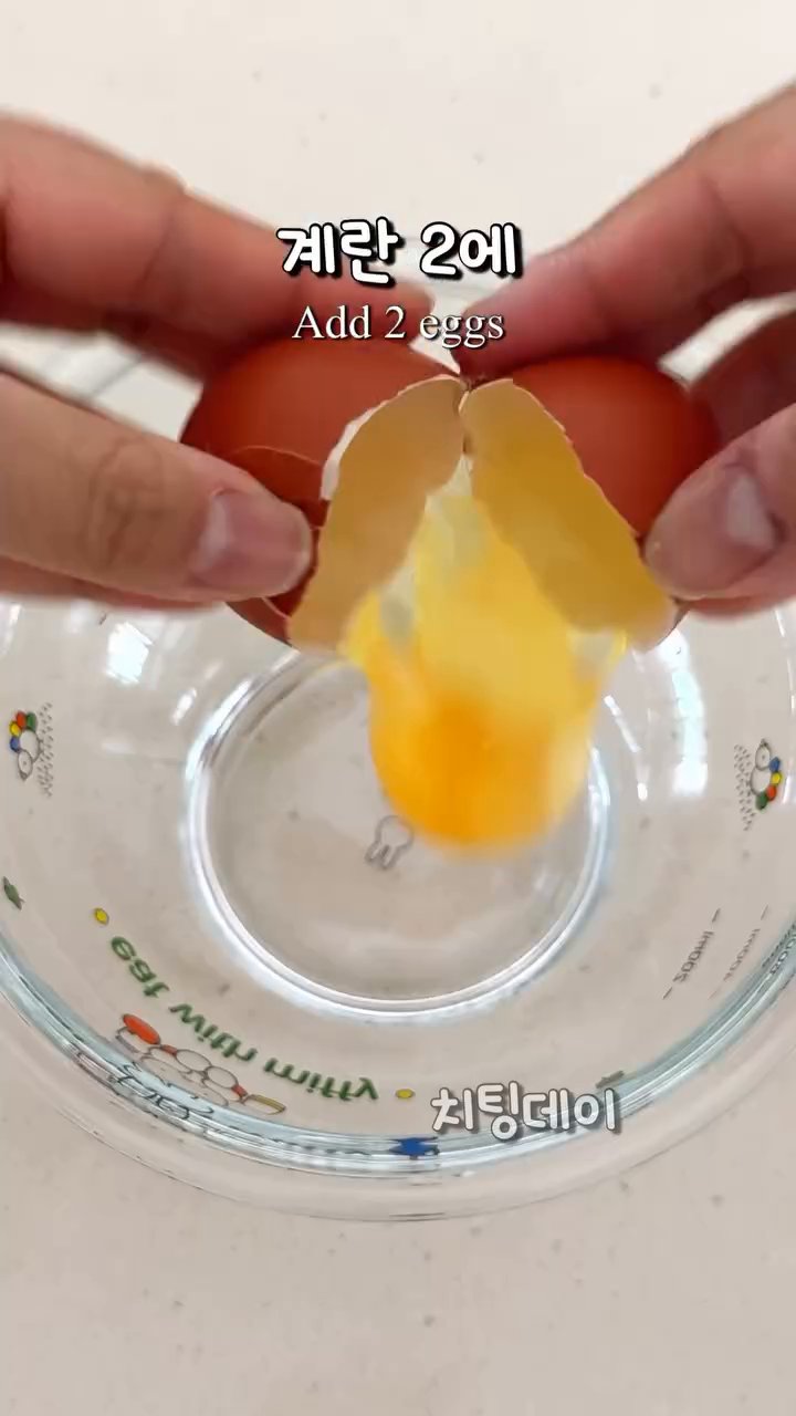 볼에 달걀 2개와 소금 한 꼬집을 넣고 잘 푼 뒤, 자른 식빵을 달걀물에 골고루 적셔줍니다.