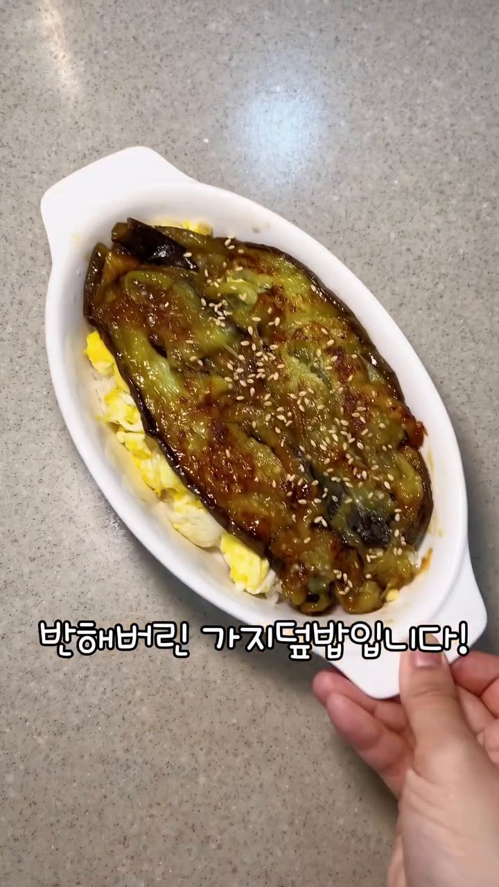 계란 2개를 풀어 부드럽게 스크램블합니다.
